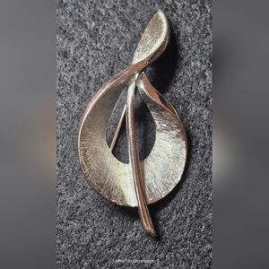 Elegant Silver Tone Women's Brooch